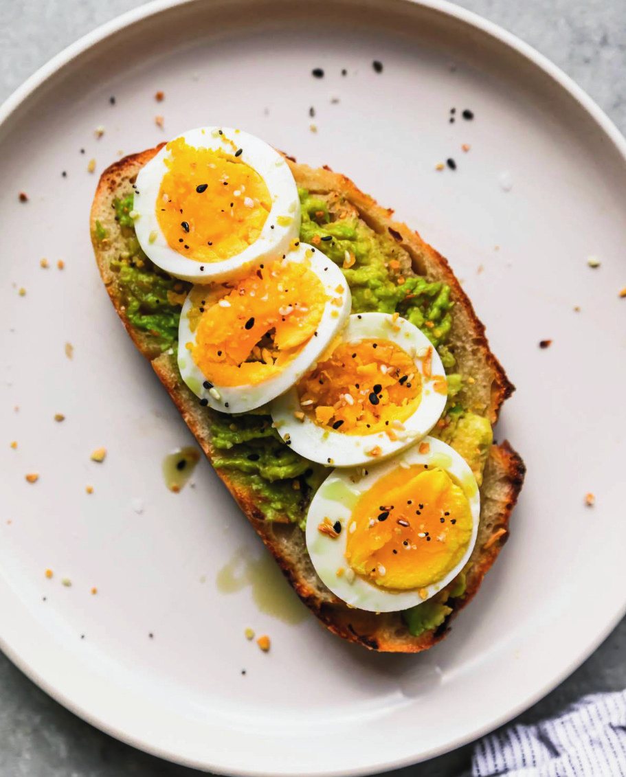Avocado toast com ovos