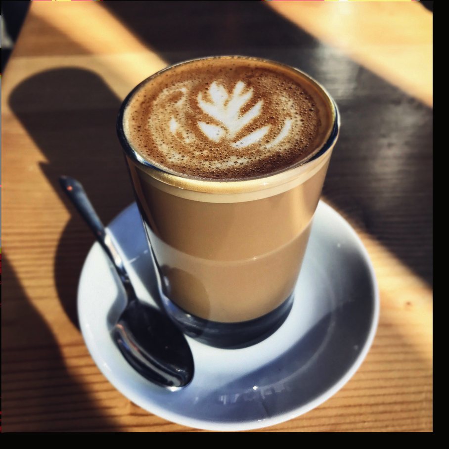 Café com leite em copo de vidro