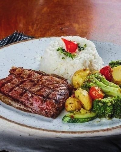 Contra filé grelhado com arroz e legumes