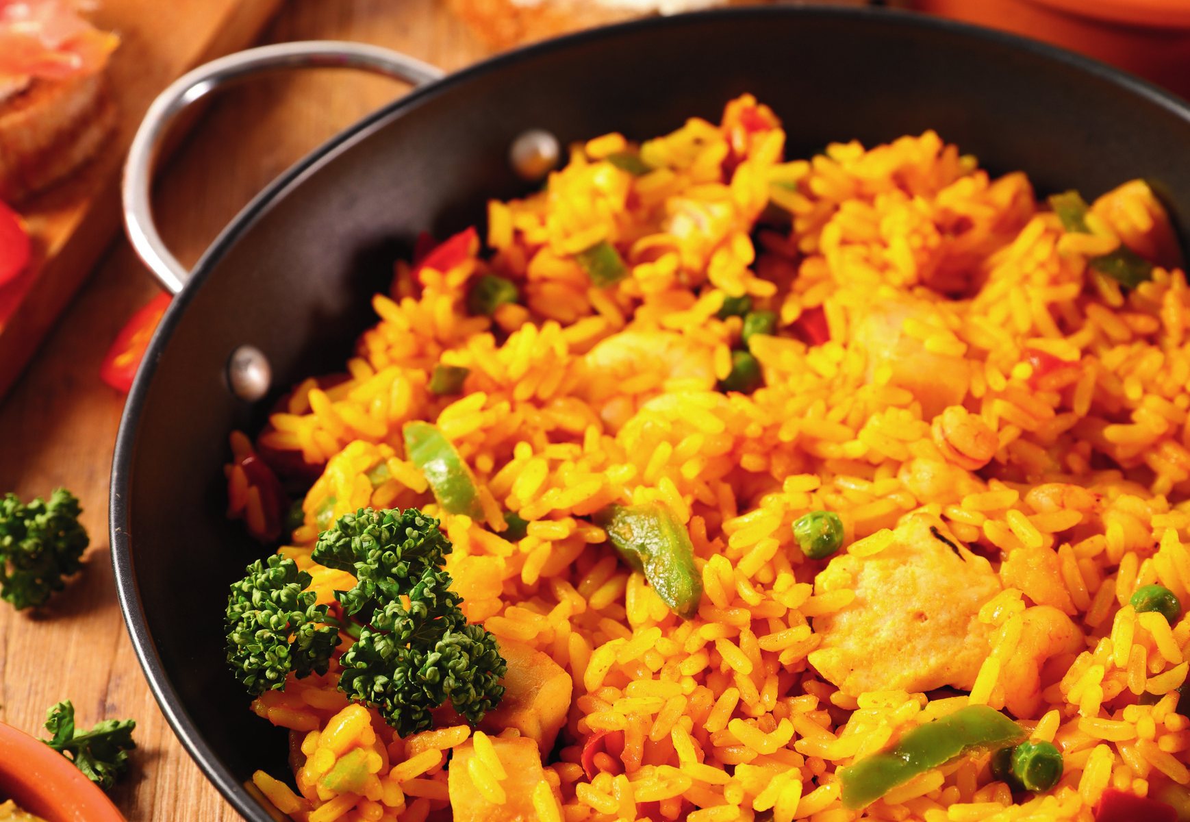 Paella valenciana com frango, legumes e açafrão