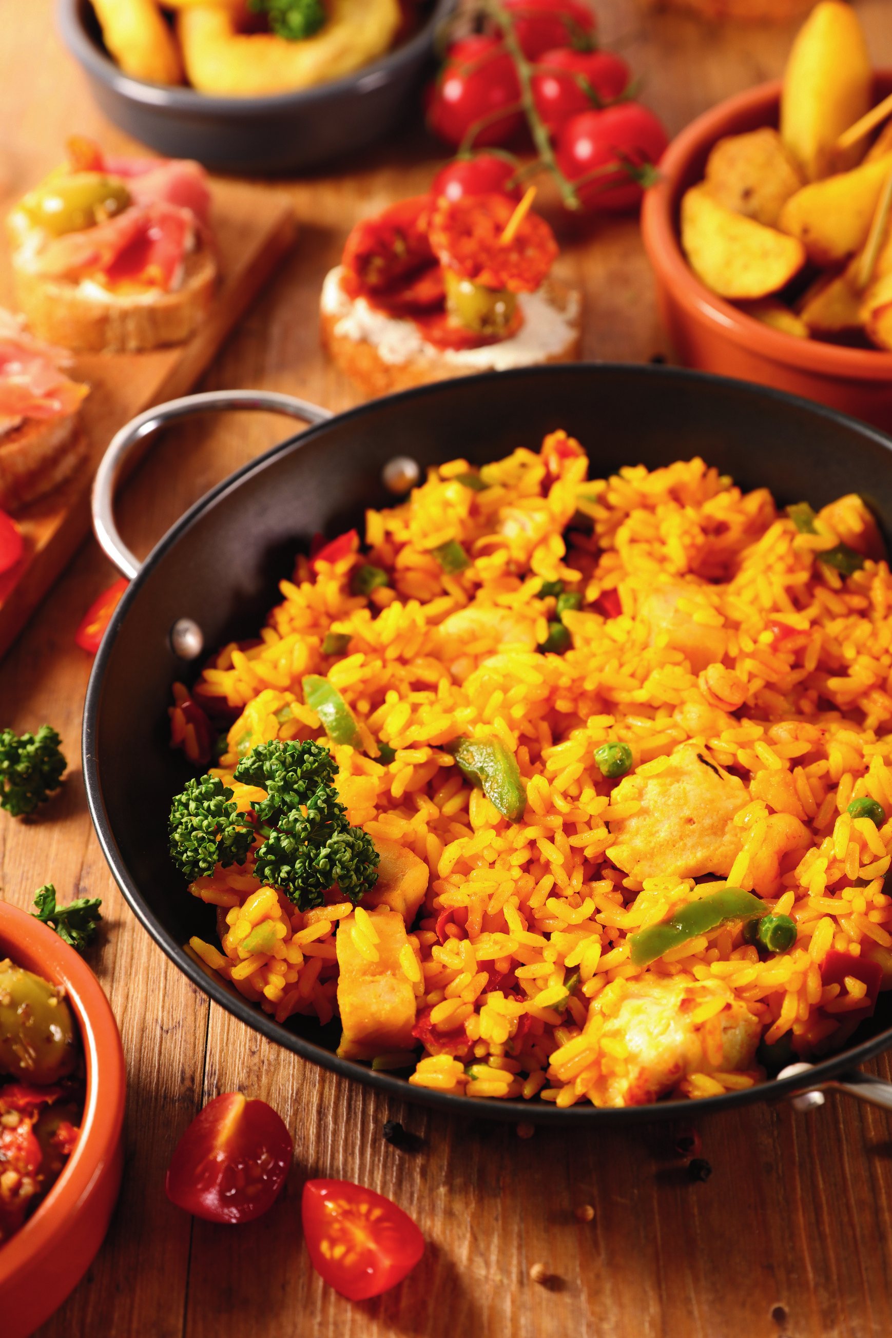 Paella valenciana servida na paellera